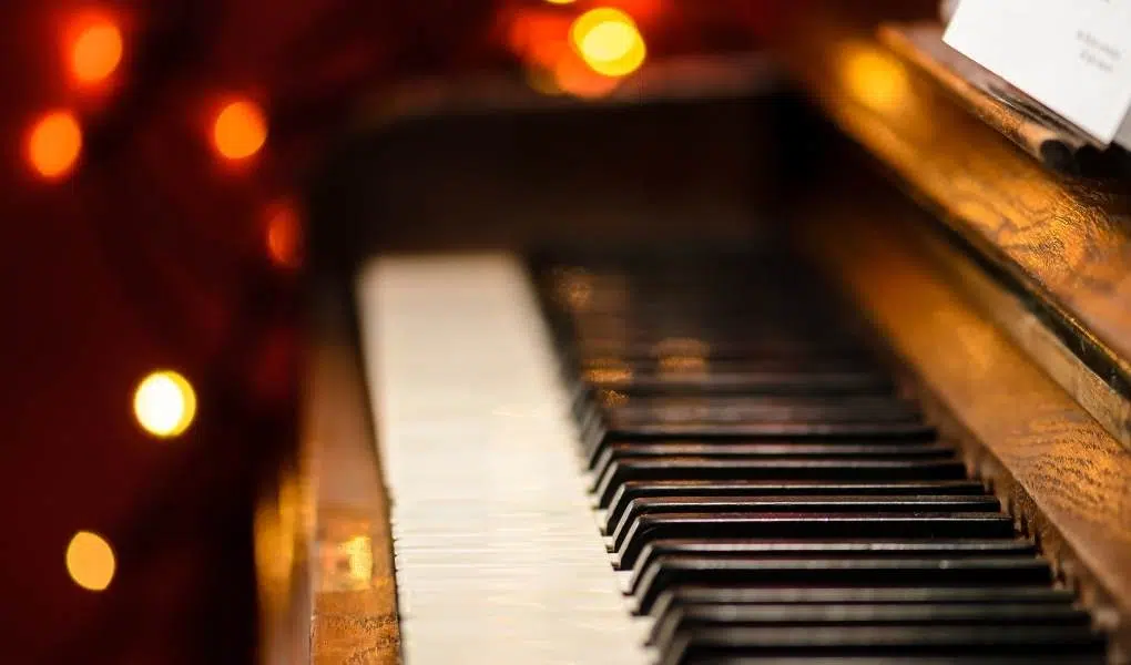 Eine Nahaufnahme eines Klaviers in einem Musikstudio.